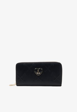 Cartera de piel negra con patrones en relieve, cierre de cremallera y un acento dorado en forma de corazón con un logotipo. Textura suave, forma rectangular.