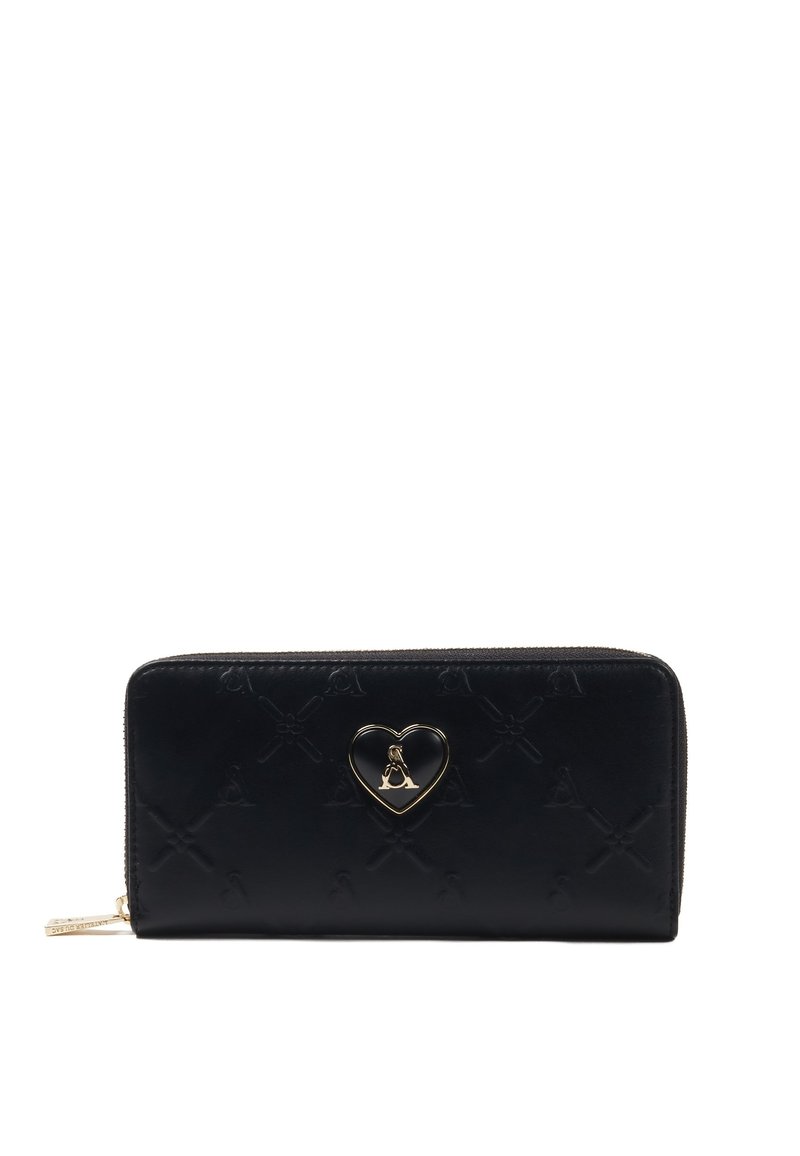 Svart läderplånbok med präglade mönster, dragkedjestängning och en gyllene hjärtformad detalj med logotyp. Slät yta, rektangulär form.