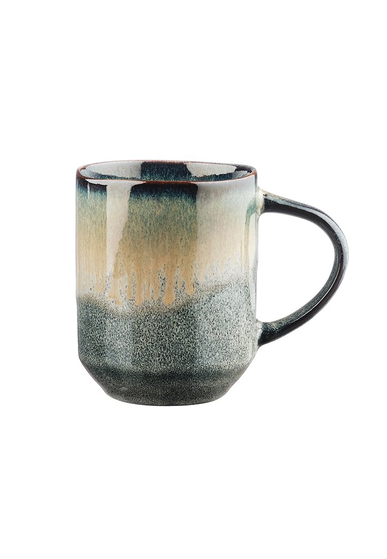 Ceramiczny kubek o fakturowanym gradiencie w odcieniach zieleni i beżu, cylindryczny kształt, zaokrąglony uchwyt oraz błyszczące wykończenie wewnętrznej krawędzi.