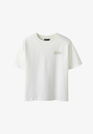 Camiseta de algodón blanca de manga corta, con cuello redondo y un pequeño gráfico en gris claro en la parte izquierda del pecho.
