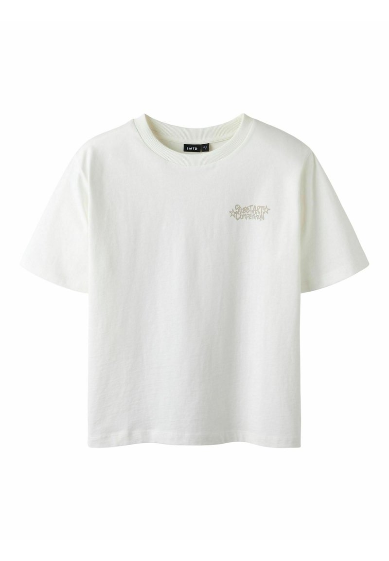 T-shirt bianco in cotone con maniche corte, scollatura rotonda e una piccola grafica grigia chiara sulla parte sinistra del petto.