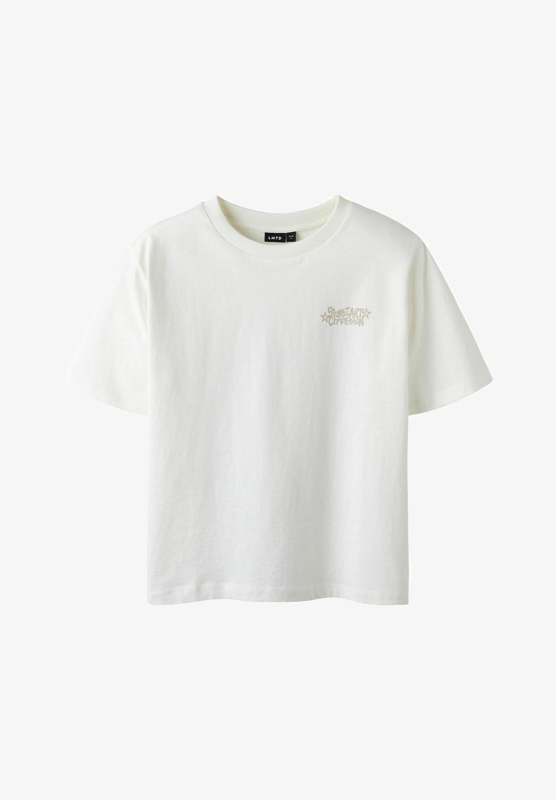 Weißes Baumwoll-T-Shirt mit kurzen Ärmeln, runder Halslinie und einem kleinen grauen Grafikdesign auf der linken Brustseite.