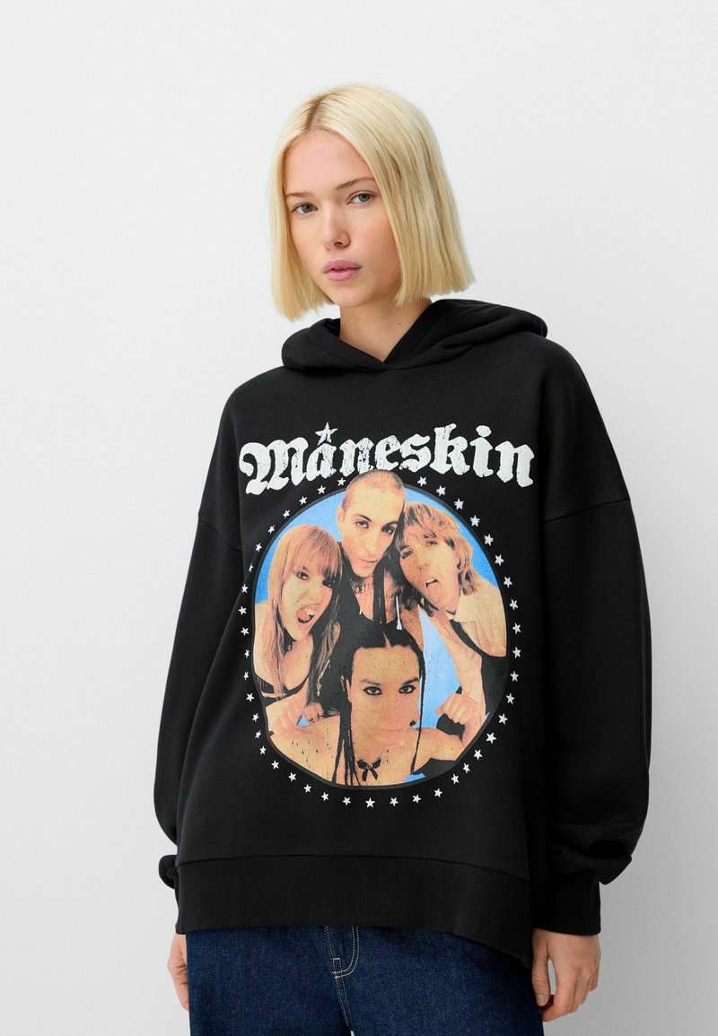 Hoodie oversize nero con una stampa grafica di cinque individui in un design circolare, decorato con stelle bianche e il testo "Måneskin" in bianco.