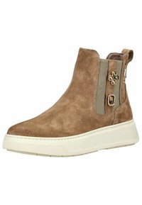 Lichtbruine suède enkelboots met elastische zijkanten. Voorzien van decoratieve accenten en een witte rubberen zool, wat zorgt voor een moderne casual uitstraling.