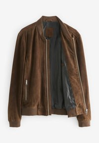 Chaqueta bomber de ante marrón con cierre frontal de cremallera, puños acanalados y dos bolsillos laterales con cremallera. El interior está forrado con tela gris.