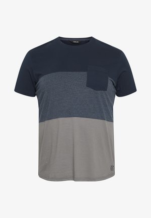 Kortärmad T-shirt med en färgblockdesign i mörk marinblå, medel marinblå och ljus grå. Inkluderar en bröstficka och rak fåll.