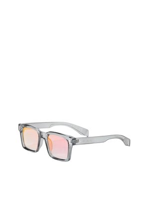 Gafas rectangulares grises transparentes con lentes reflectantes rosas y montura gruesa, mostradas sobre un fondo blanco.