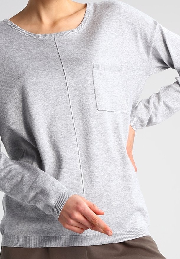 Grijze trui gemaakt van zacht gebreid materiaal. Beschikt over een ronde halslijn, lange mouwen, een voorkrui pocket en een centrale naaddetail.