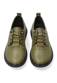 Olivově zelené kožené boty s hladkým povrchem, kulatou špičkou, šněrovacím designem a černou gumovou podešví. Obsahují texturovaný jazyk a dírky na šněrování.