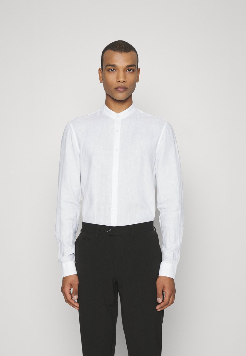 Calvin Klein Tailored LINEN STANDUP COLLAR SLIM SHIRT - Skjorte - white ...