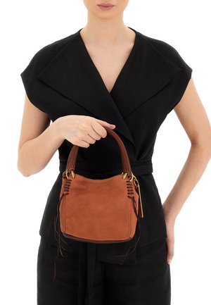 Piccola borsa a tracolla in pelle marrone con finitura testurizzata, manici corti, accenti in hardware dorato e cuciture decorative sui lati.