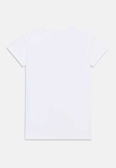 Απλό λευκό κοντομάνικο T-shirt τοποθετημένο επίπεδα, με στρογγυλή λαιμόκοψη και χωρίς ορατά μοτίβα ή λογότυπα.