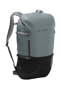 Zaino grigio con una parte superiore testurizzata e una base nera liscia. Presenta spallacci regolabili, tasche laterali con zip e dettagli in materiale riciclato.