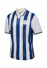 Polo de sport à manches courtes avec des rayures verticales bleues et blanches, col blanc et logo circulaire sur la poitrine gauche.