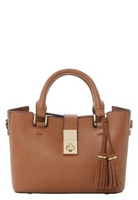 Hnědá kožená kabelka se strukturovaným designem, zlatým kováním a ozdobným střapcem. Má dvojité popruhy a texturované boky.