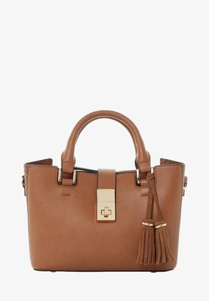 Brązowa skórzana torebka o zwartej konstrukcji, z zapięciem ze złotego metalu i ozdobnym frędzlem. Posiada podwójne paski i teksturowane boki.