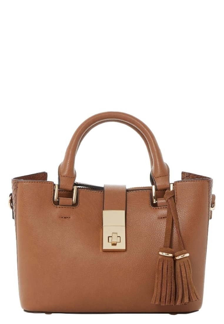 Hnědá kožená kabelka se strukturovaným designem, zlatým kováním a ozdobným střapcem. Má dvojité popruhy a texturované boky.