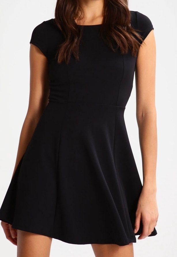 Czarna sukienka typu fit-and-flare z krótkimi rękawami, usztywnioną górą, rozkloszowanym dołem i miękką fakturą. Prosty, minimalistyczny design.