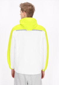 Jachetă impermeabilă albă și galben neon cu glugă, având accente reflective pe umeri și brațe. Textură netedă, design ușor.