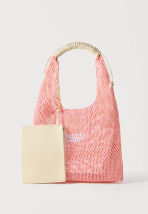 Sac fourre-tout en filet rose avec poignée enveloppée de crème et petite pochette zippée beige attachée, brodée du logo "Tommy Jeans" en blanc.