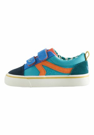 Niedriger Kindersneaker mit blauen, türkisfarbenen, orangefarbenen und schwarzen Einsätzen, zwei blauen Klettverschlüssen, weißer Sohle und gestreiftem Innenfutter.