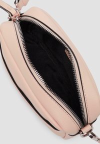 Rosa Leder-Umhängetasche mit Reißverschluss, ausgestattet mit einer glatten Textur und einem gefütterten schwarzen Innenraum. Akzentuiert mit silberfarbenen Beschlägen.