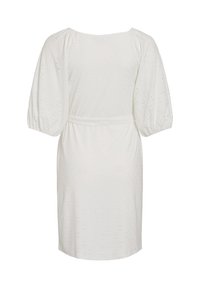 Robe blanche jusqu'au genou avec manches trois-quarts bouffantes, motif subtil en broderie anglaise et ceinture en tissu à la taille.
