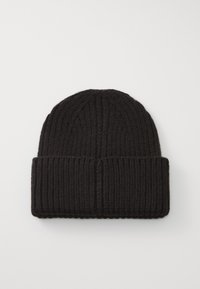 Czarna dzianinowa czapka beanie, wykonana z miękkiego materiału, z prążkowaną teksturą i złożonym mankietem umożliwiającym regulację dopasowania.