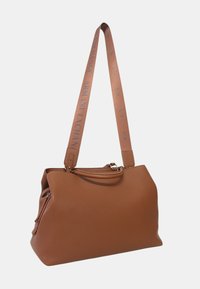 Borsa a tracolla sintetica marrone con texture, dotata di una tracolla regolabile, caratterizzata da dettagli con logo e chiusura con zip. Profilo sottile, design morbido e strutturato.