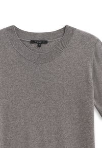 Grau gestrickter Pullover mit geripptem Rundhalsausschnitt und kurzen Ärmeln. Das Etikett zeigt die Marke "bugatti" mit der Größe "S". Weiche Textur und gleichmäßige Nähte.