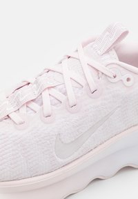 Nike Performance MOTIVA - Tekaški copati za cesto - pearl pink/white