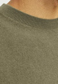 Pulover olive cu guler rotund ribijat, realizat dintr-un material moale, având o textură netedă și un tricot uniform pe toată suprafața.