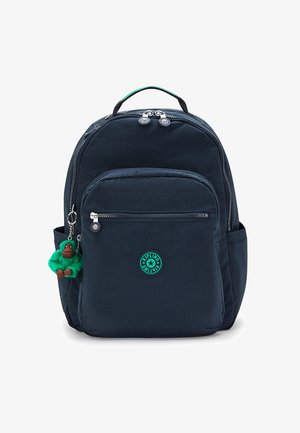 Sac à dos bleu marine avec poche avant zippée, logo Kipling, poches latérales et un porte-clés singe vert attaché à la fermeture éclair.