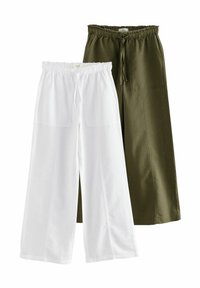 Twee paren wijde broek: een witte en een olijfgroene. Beide hebben een elastische tailleband en twee voorzakken voor functionaliteit.