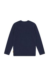 Maglione blu navy con maniche lunghe, scollatura rotonda e polsini a coste. Presenta un piccolo etichetta gialla sul lato sinistro inferiore.