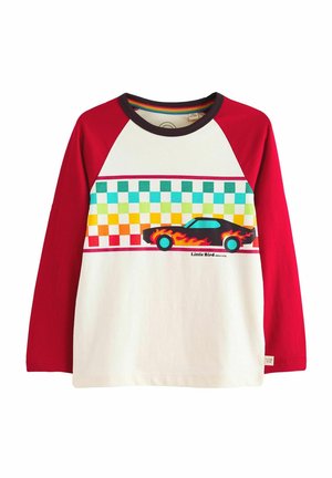 Camisetta a maniche lunghe rossa e bianca con un design a quadri colorato e una grafica di un'auto nera con fiamme nella parte inferiore. Materiale in cotone.