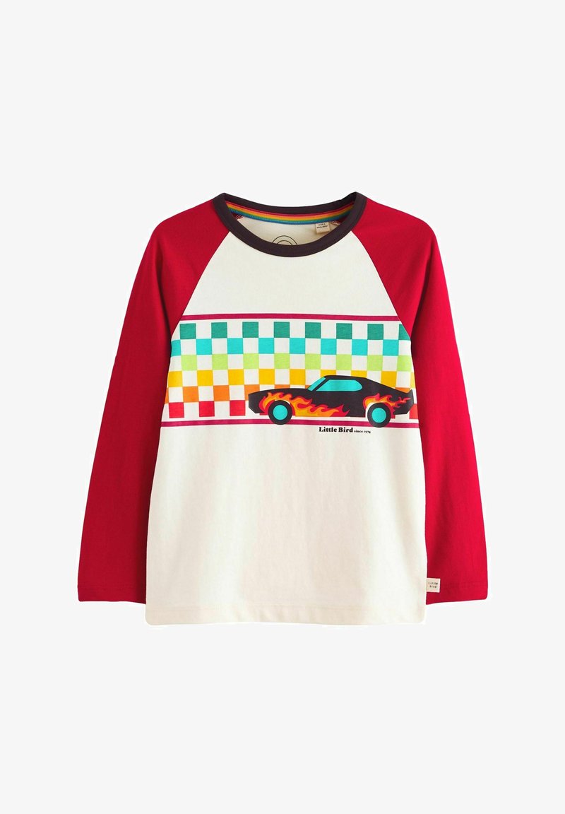Dlhý rukáv červeného a bieleho trička s farebným kockovaným dizajnom a čiernou grafiku auta s plameňmi na dolnej časti. Bavlnený materiál.