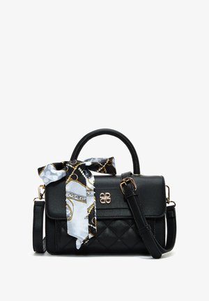 Bolso de mano de cuero negro con textura acolchada. Presenta un cierre de hardware dorado y una bufanda decorativa de color azul claro atada al asa.