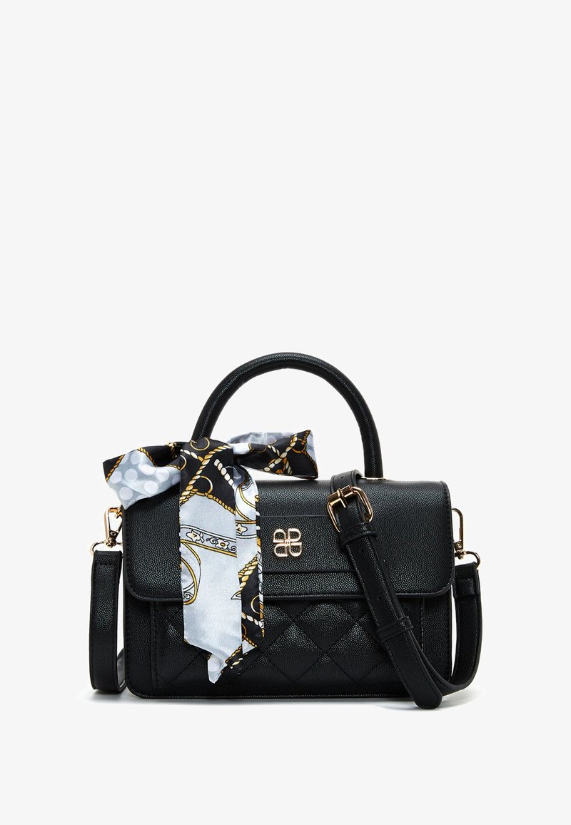 Zwarte leren handtas met een gequiltte textuur. Voorzien van een gouden sluiting en een decoratieve lichtblauwe sjaal die aan het handvat is geknoopt.