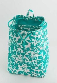 Bolsa de drawstring floral hecha de tela duradera, con un patrón de flores turquesa y blanco, forma estructurada y bolsillo interior con cremallera.