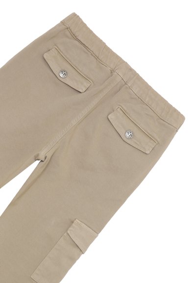 Pantaloni in cotone beige con una texture a coste, dotati di due tasche posteriori con hardware argentato e una cintura comoda.