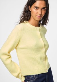 Pieces PCSILLY O NECK  - Gilet - pale banana