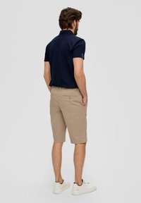 s.Oliver BERMUDA PHOENIX REGULAR FIT  TAILLE MI-HAUTE STRAIGHT LEG - Shorts - sandstein