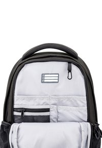 Zaino nero con interno grigio, tasca frontale con cerniera, dettagli in rete e etichetta grafica con linee orizzontali.