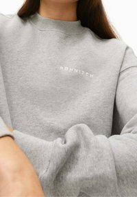 Sweatshirt grigio con collo alto, maniche lunghe e logo del marchio ricamato in modo sottile. Tessuto morbido con vestibilità casual.