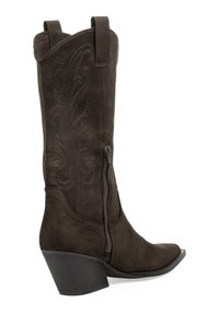 Botas de vaquero de gamuza marrón con punta afilada, costuras decorativas y cremallera lateral. Presenta un tacón bajo tipo bloque y lengüetas de sujeción.