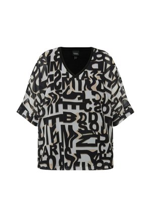 Zwart-wit V-hals top met een grote grafische print van abstracte letters op een sheer, lichtgewicht stof met korte mouwen.