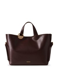 Braune Leder-Tote mit zwei Griffen, goldener runder Akzent und geprägtem Logo. Glatte Textur, geräumiges Design und strukturierte Form.