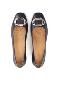 Ballerine in pelle blu navy con punta quadrata, caratterizzate da un accento in metallo argentato e una soletta perforata color beige per una buona traspirabilità. Texture liscia.
