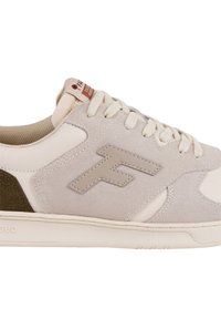 Sneaker in suede beige e marrone chiaro con lacci, colletto imbottito e logo "F" ricamato sul lato, presentato su sfondo bianco.